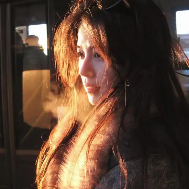 皮裘大衣女人